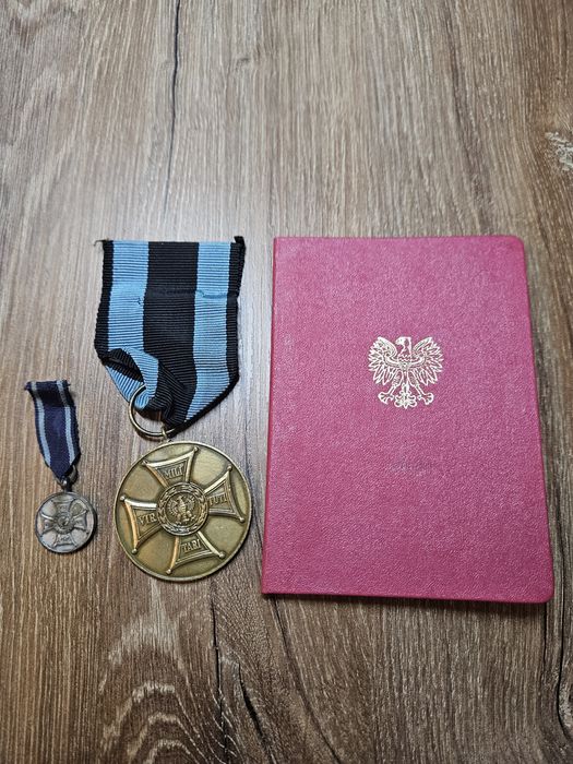 Brązowy medal i zawieszka srebrna   "zasłużony w polu chwały "