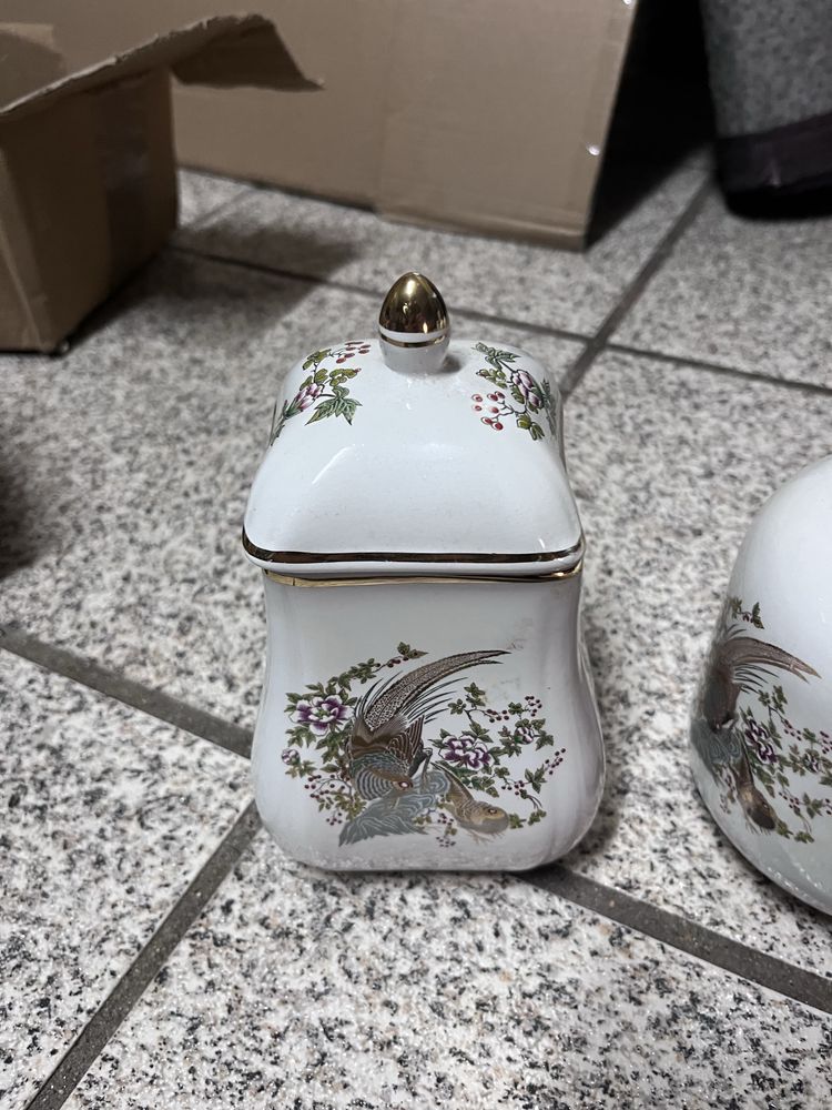 Quatro peças de porcelana