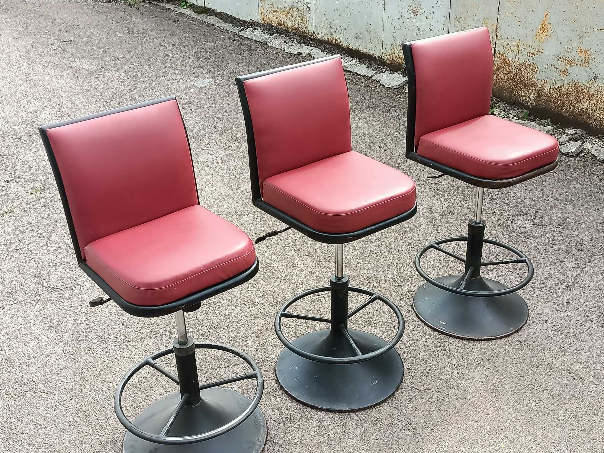 Высокие барные стулья / парикмахерские кресла с подножкой.
