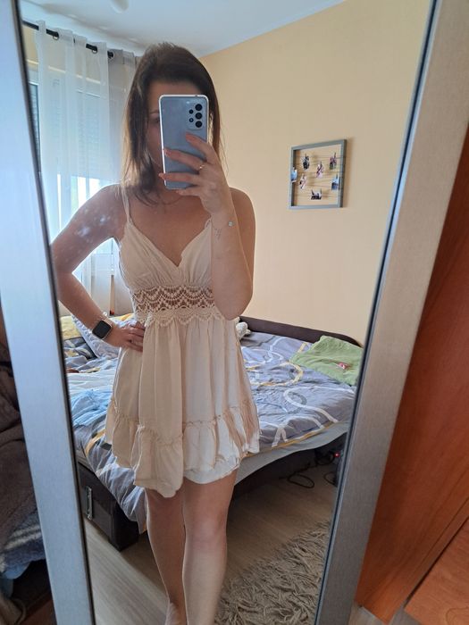 Kremowa sukienka z haftem