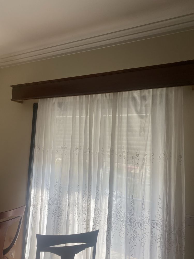 Varias sanefas de madeira macica com suporte para cortinados