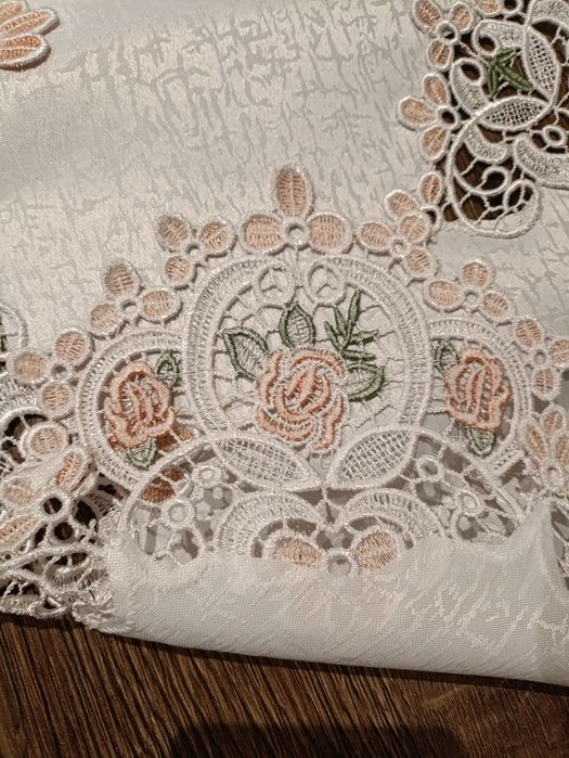 Obrus bieżnik haftowany z gipurą