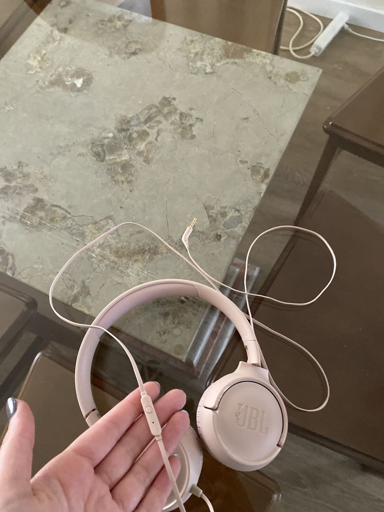 Auscutadores estão como novos e são da JBL . Foram usados poucas vezes