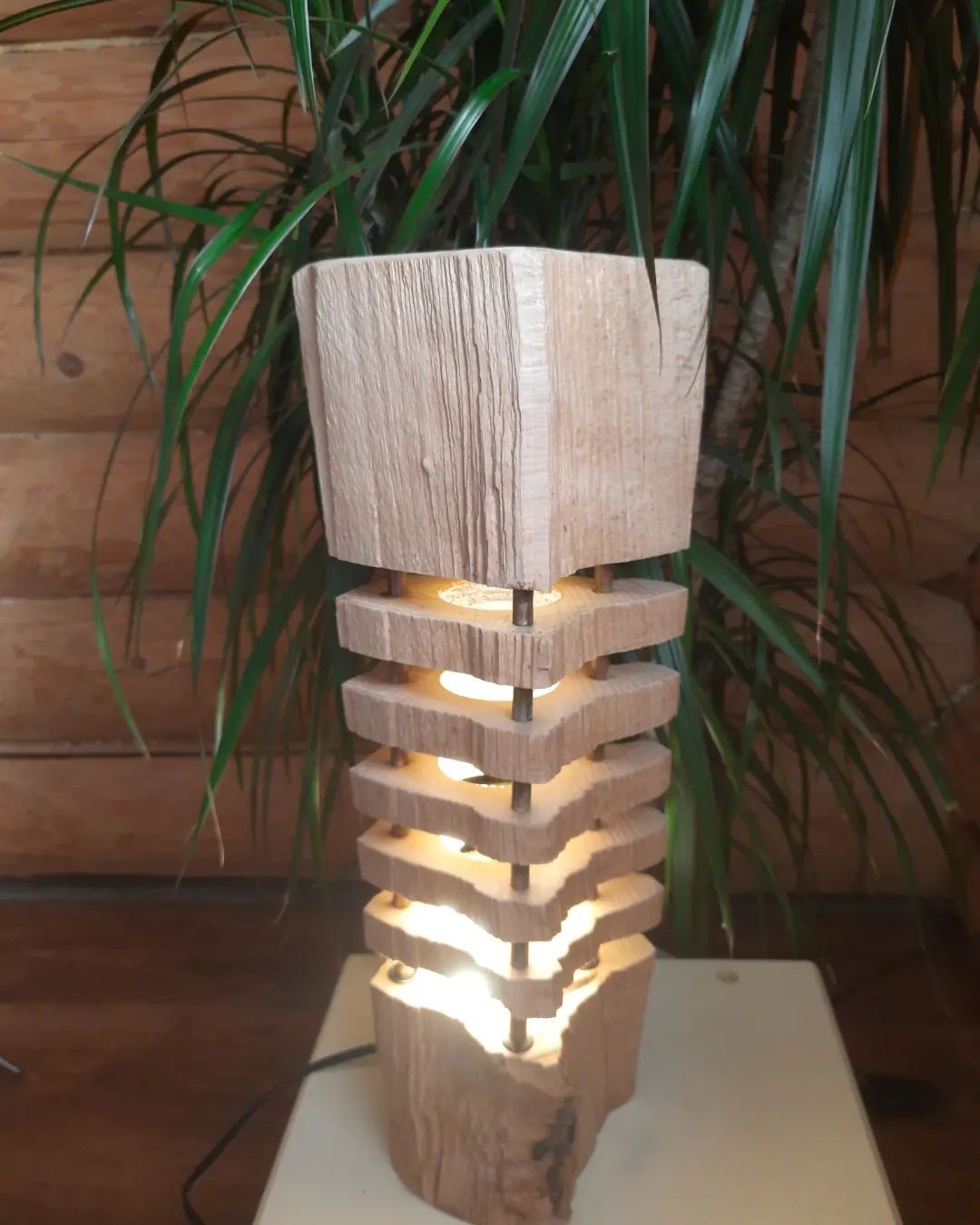 Настільна лампа з дерева