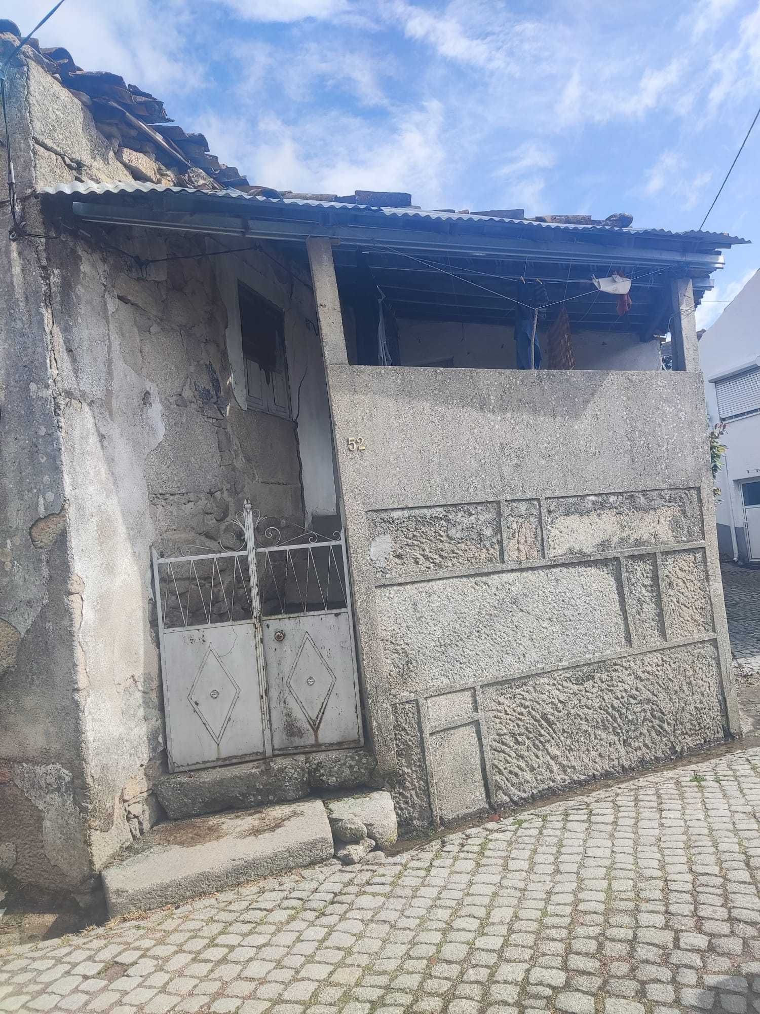 Moradia em pedra com garagem
