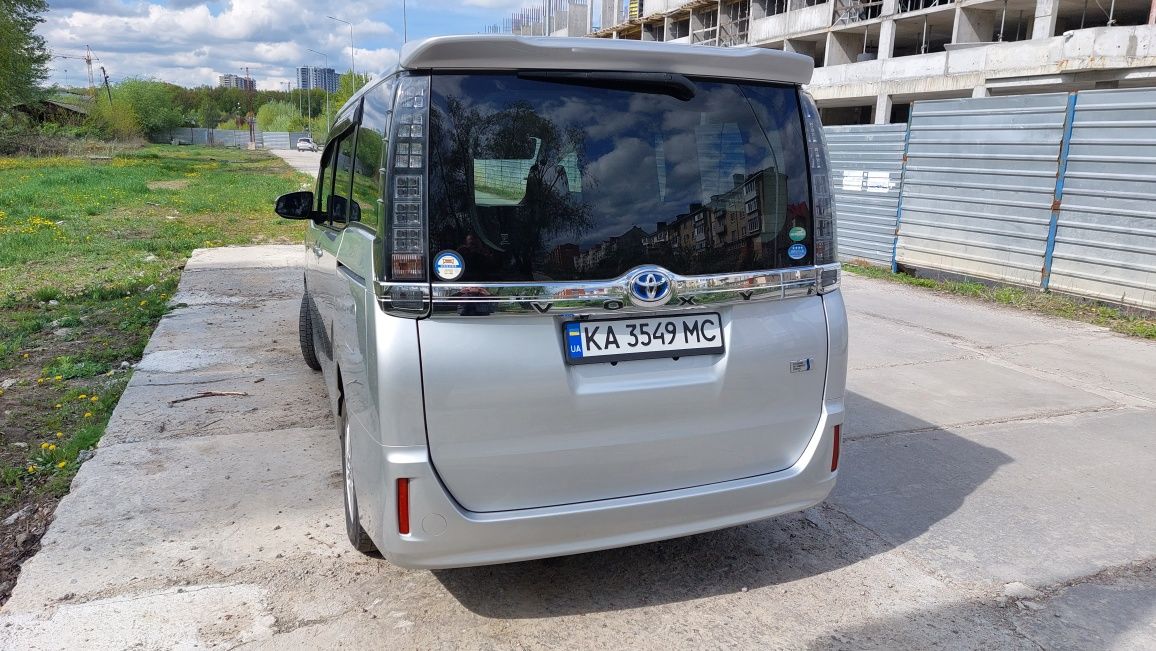 Toyota Voxy 2015 гибрид