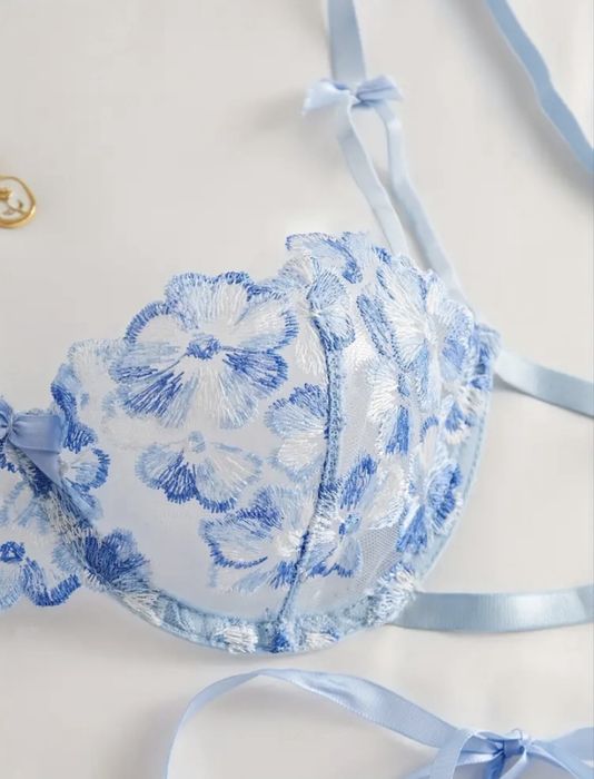 Жіноча білизна з мереживною вишивкою. Сексуальний набір з мережива