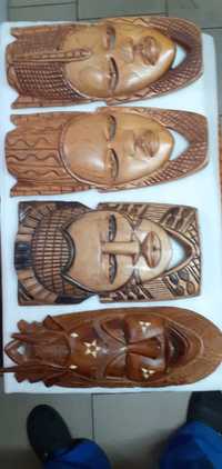 Maski afrykańskie i ozdobna taca z Egiptu.