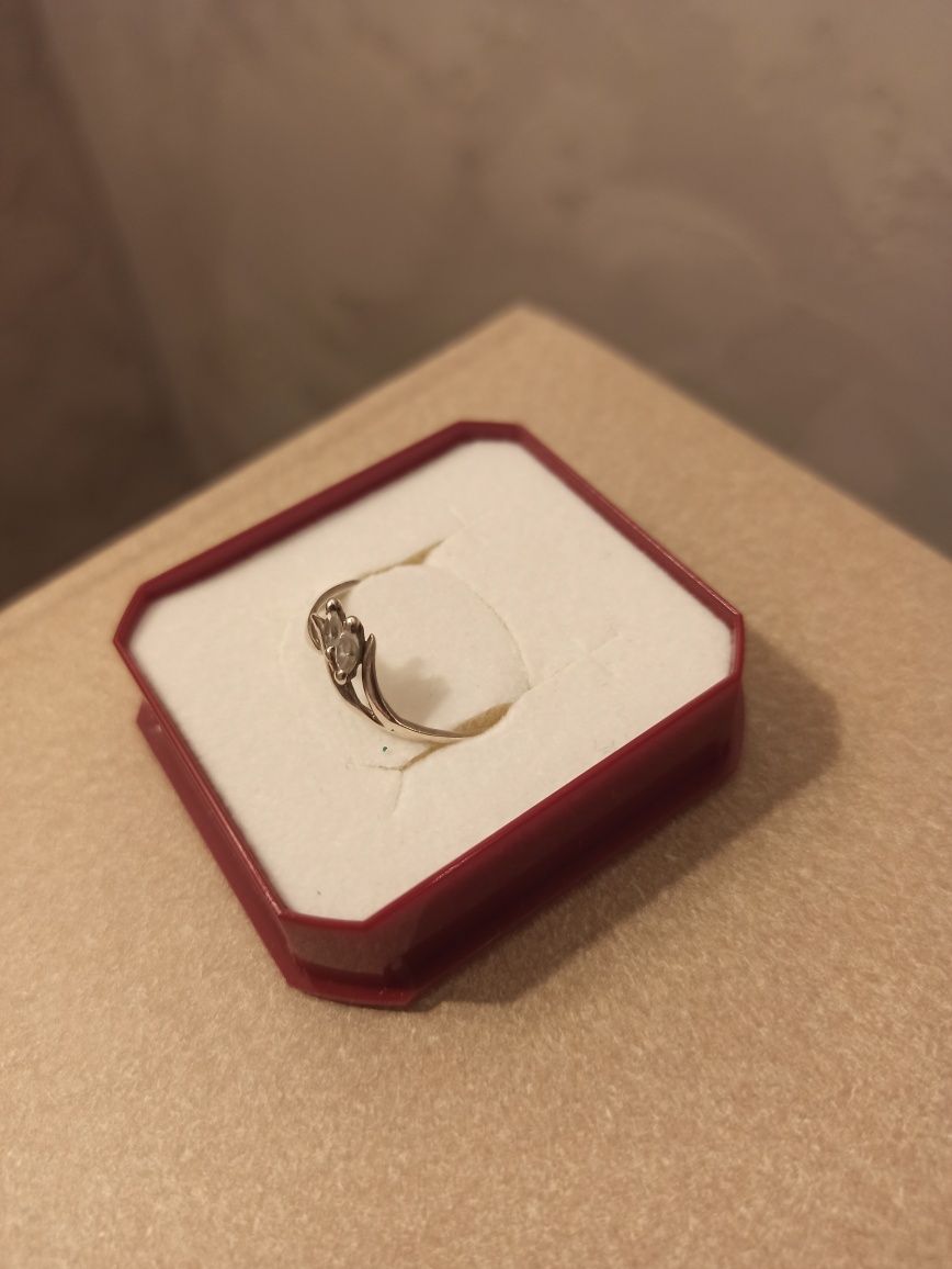 Srebrny pierścionek z cyrkonią listki