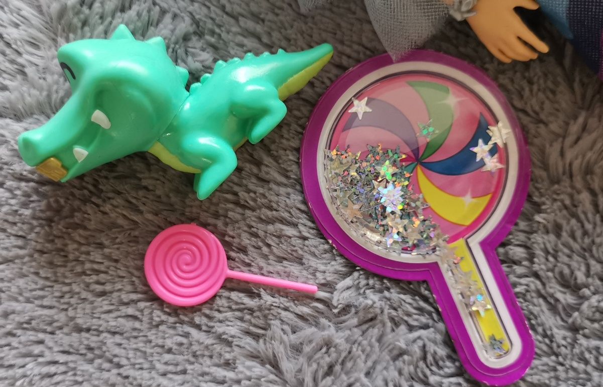 Barbie ekstra doll w niebieskiej marszczonej kurtce
