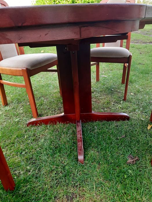 Okrągły stół z krzesłami