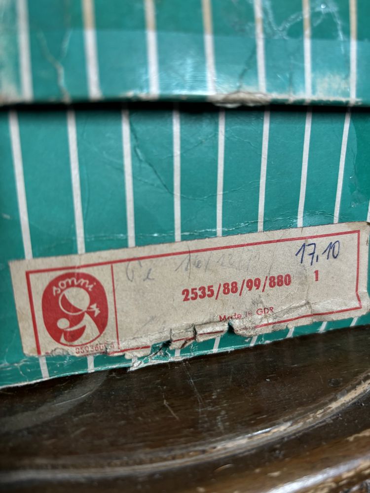Stara lalka kolekcjonerska Sonni z pudelkiem z DDR