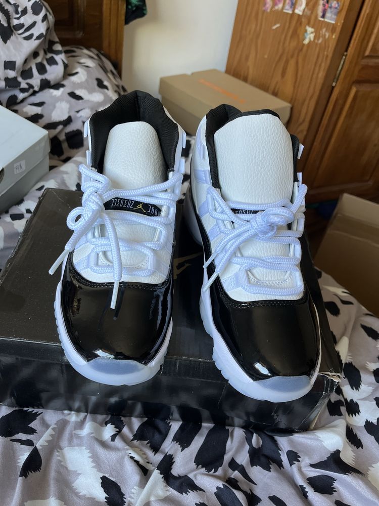 Jordan 11 preta e branca