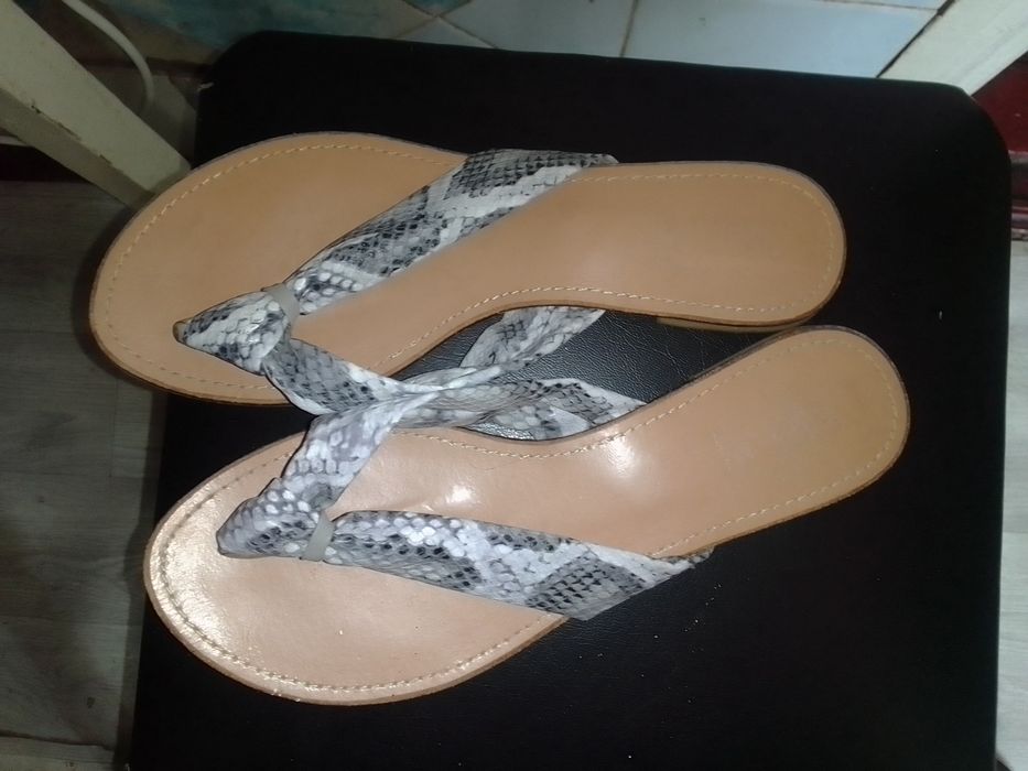 Шлепки 38-39 р одевались один раз.Не подошёл размер