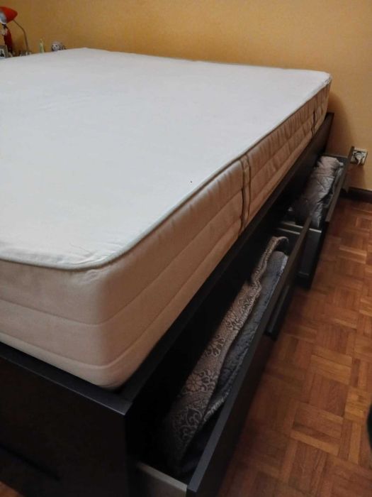 Cama com gavetas