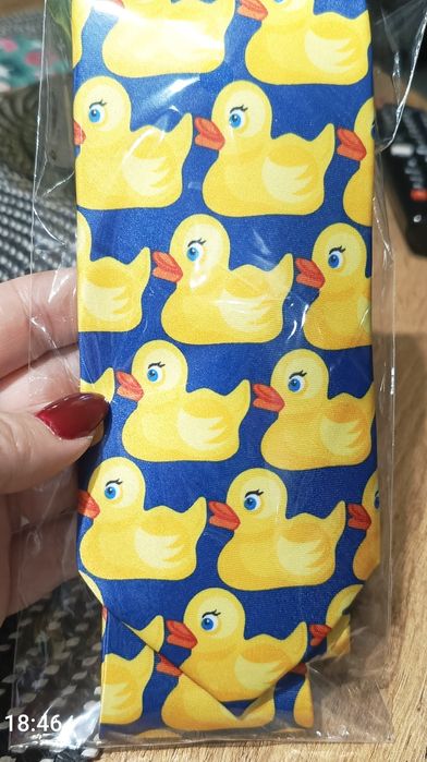 Nowy krawat męski 145 x 8 niebieski żółte kaczki