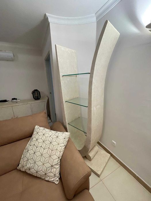 Estante Decorativa em Pedra e Vidro