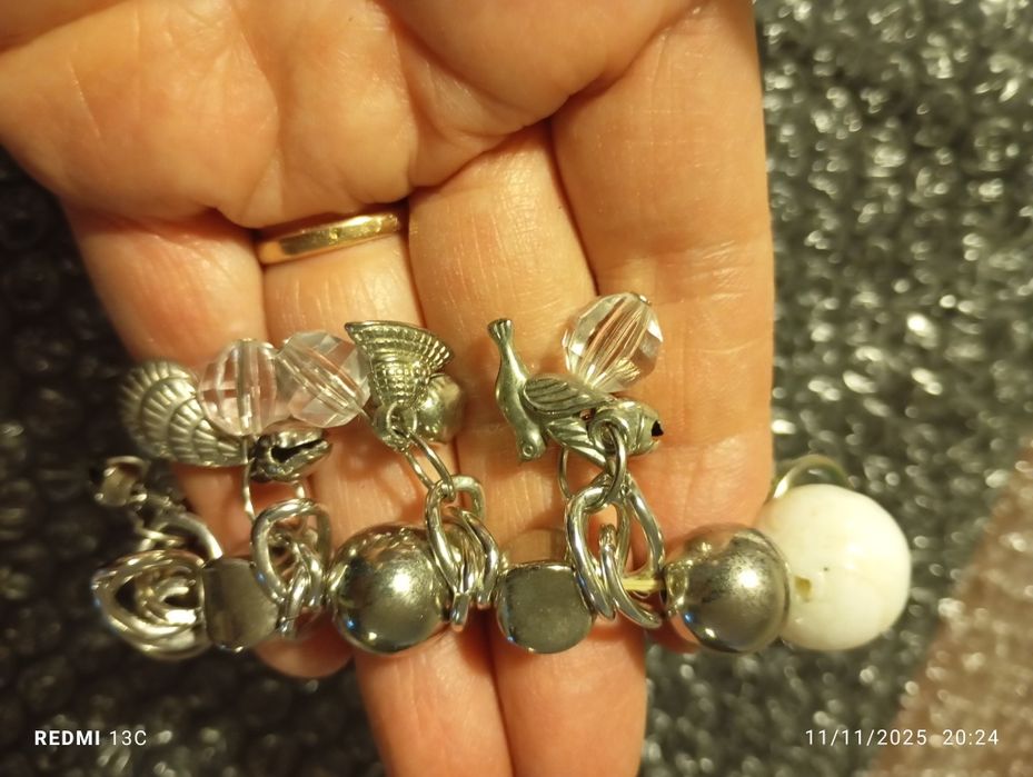 Pulseira branca e prateada