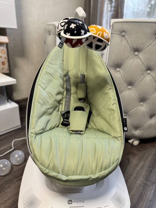 Захитуючий центр mamaRoo 5.0