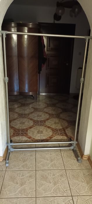 Wieszak na ubrania - Srebrny solidny na kółkach