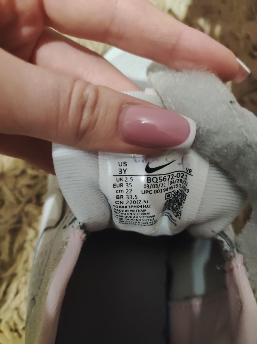 Кроссовки Nike в отличном состоянии