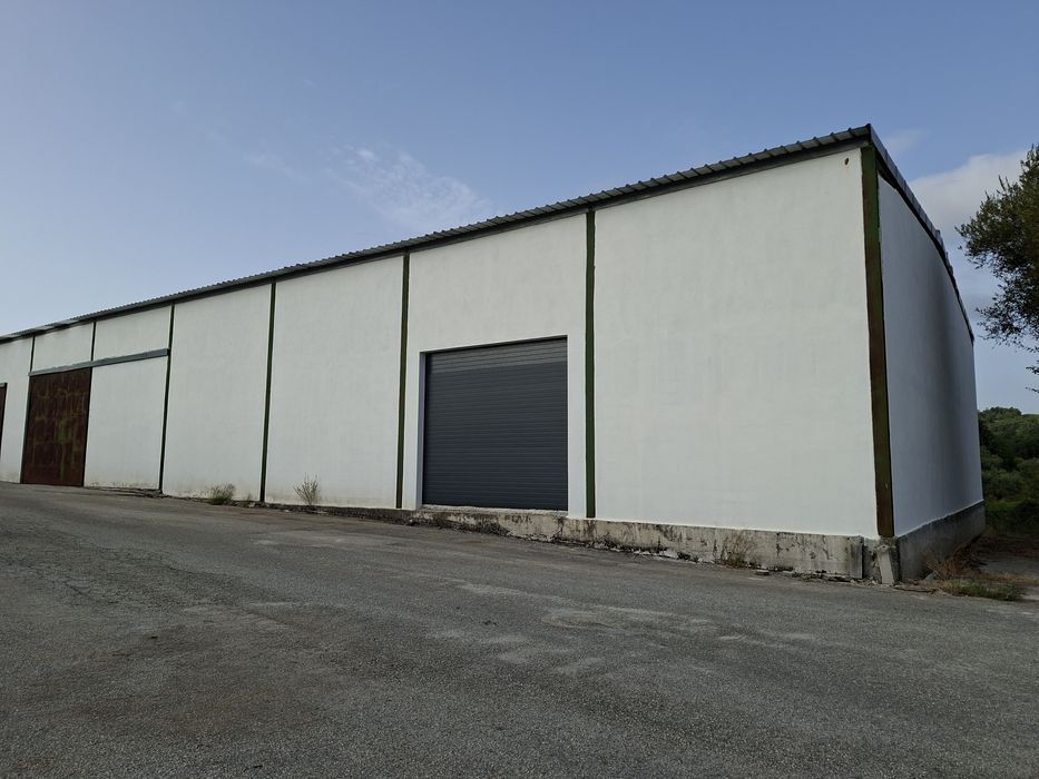 Aluga-se armazém em Cepões