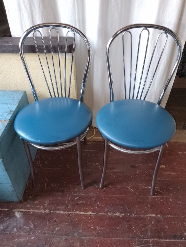Dwa krzesła okrągłe siedziska