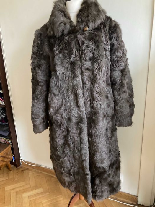 Luksusowe, ciepłe futro z kozy w kolorze szarym. Rozmiar XL.