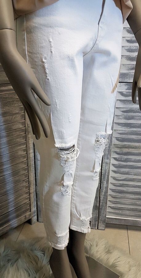 białe spodnie, jeansy z dziurami, spodnie z wysokim stanem
