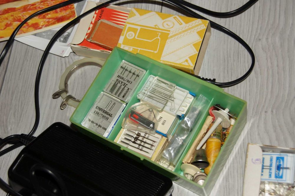 Maszyna do szycia Singer 814 Made in Poland z akcesoriami