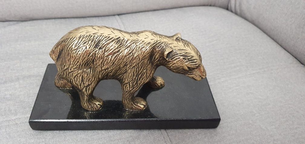 Figurka niedźwiedzia Bessa z mosiądzu na marmurze nowa