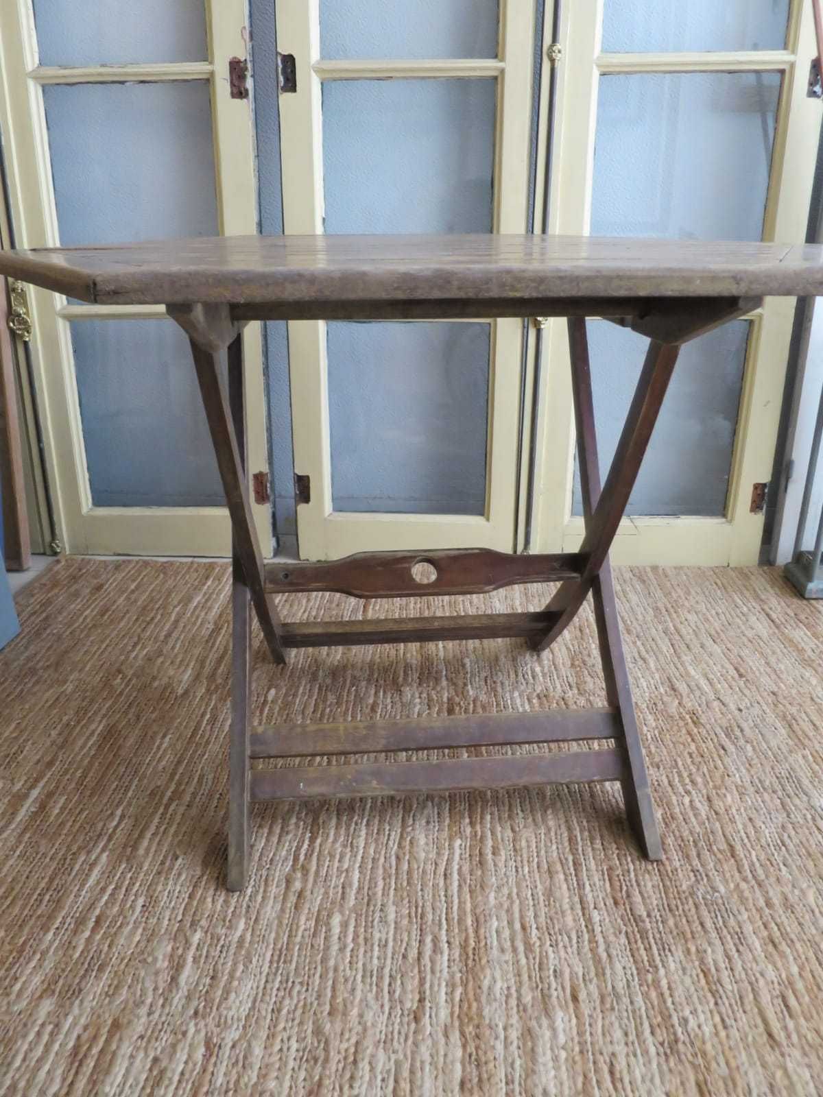 Mesa desmontável em madeira maciça