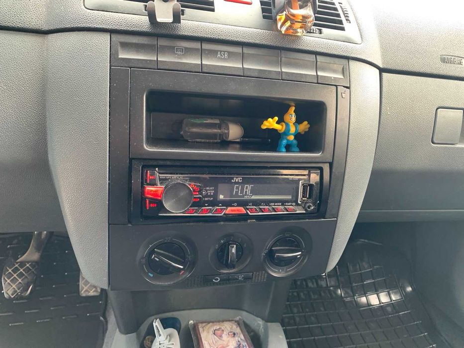 Надійна Skoda Fabia універсал 2002 року