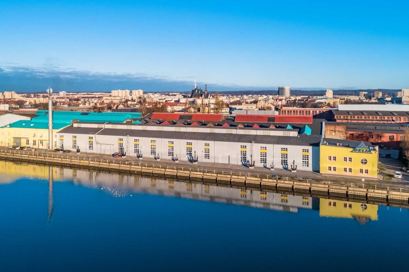 hala z dostępem do nabrzeża portowego