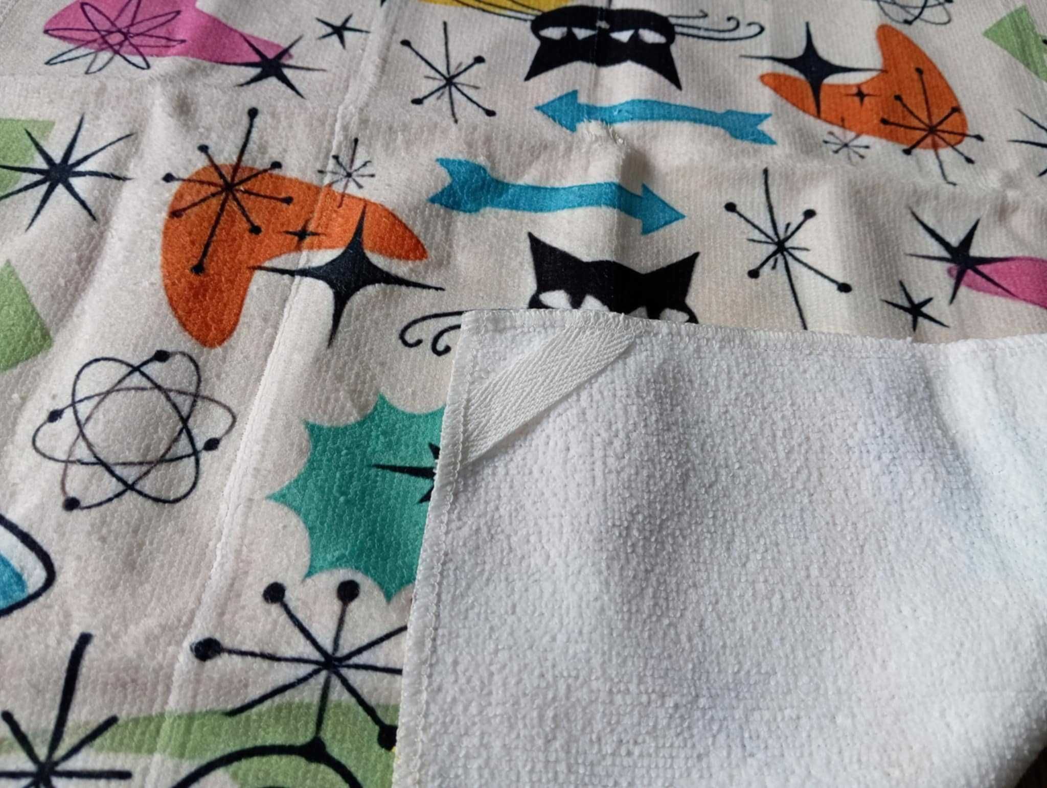 Ścierka kuchenna z kotem i kolorowymi akcentami