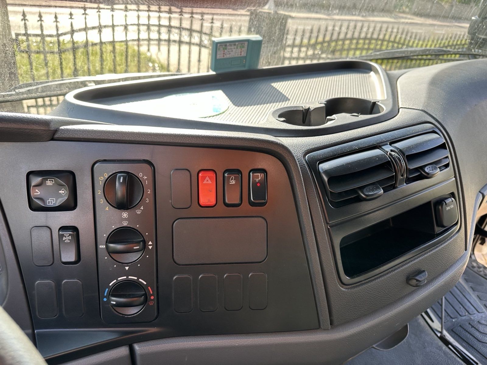 Mercedes Atego 816 Ciężarówka koffer (Hebebühne)
