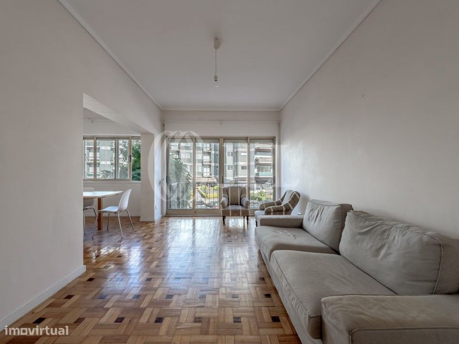 Apartamento T4 na Av. Antunes Guimarães, no Porto