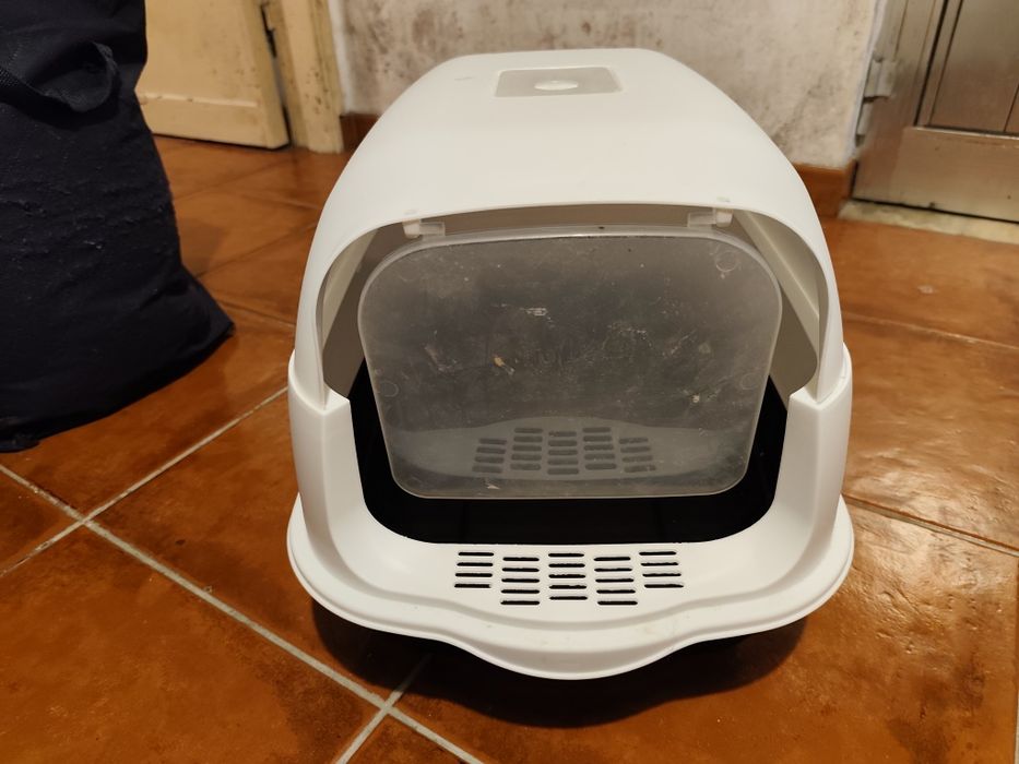 Casa de banho para gato com porta basculante