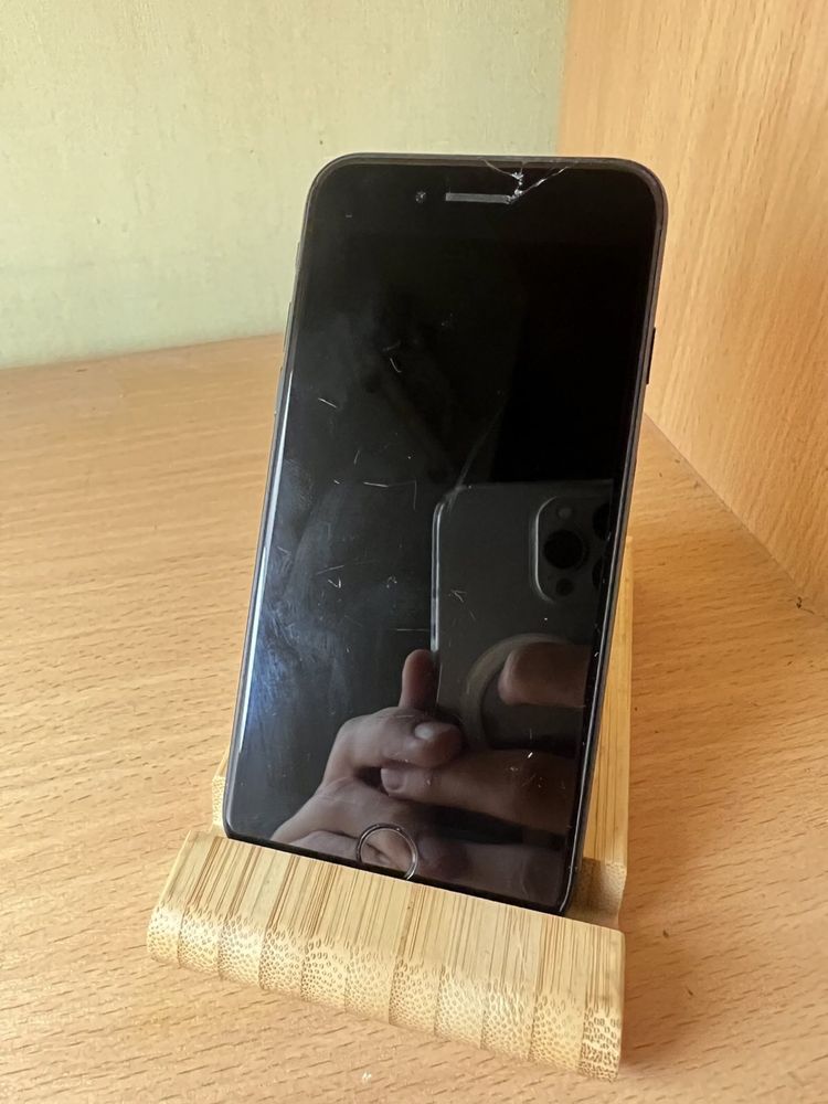 Продам iPhone 7