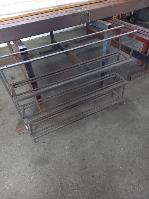 Regał metalowy na buty