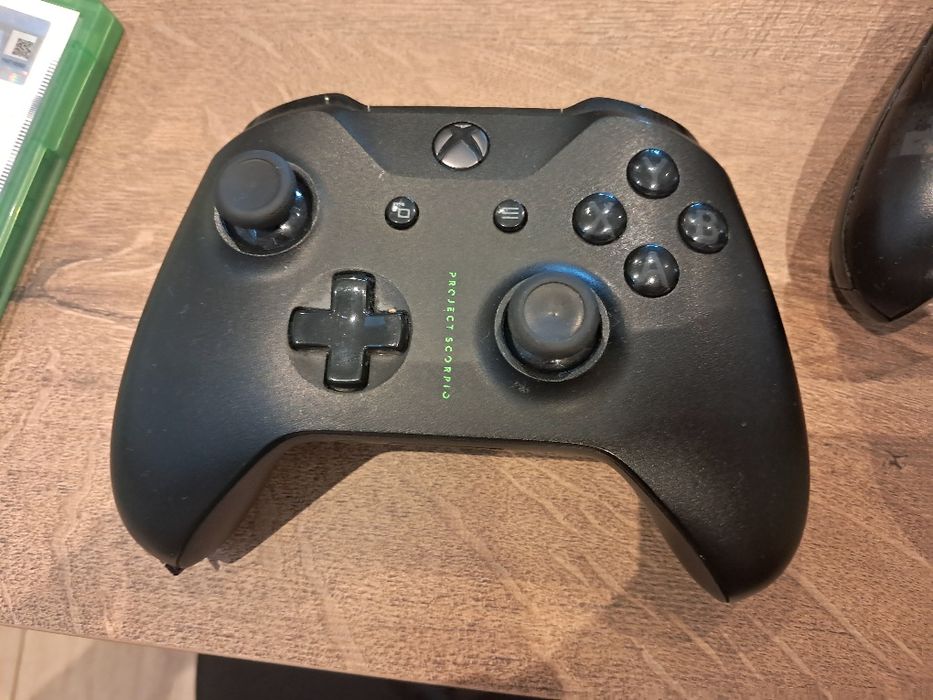 Xbox one 1tb + 2 pady + 7 gier- komplet