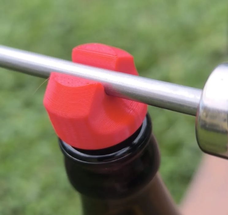 Tampa de Bebida com Suporte para Espeto