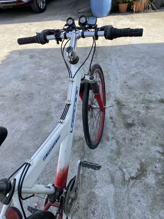 Bicicleta de montanha com peneus de estrada