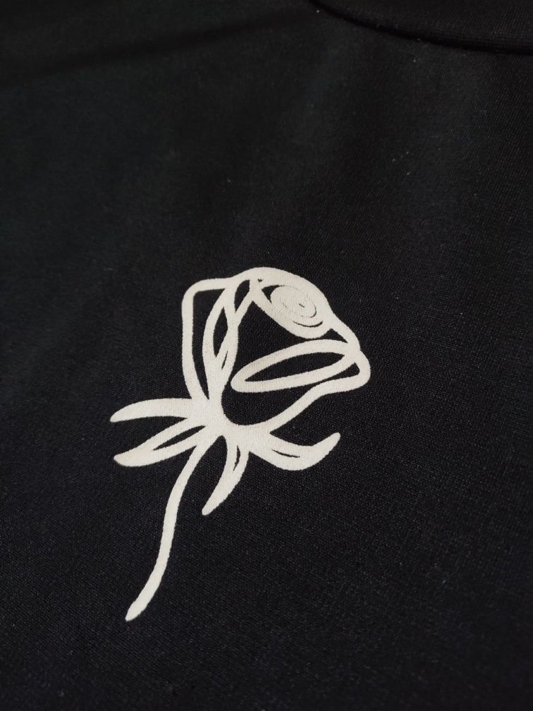 Чорний лонгслів / футболка з довгим рукавом, троянда