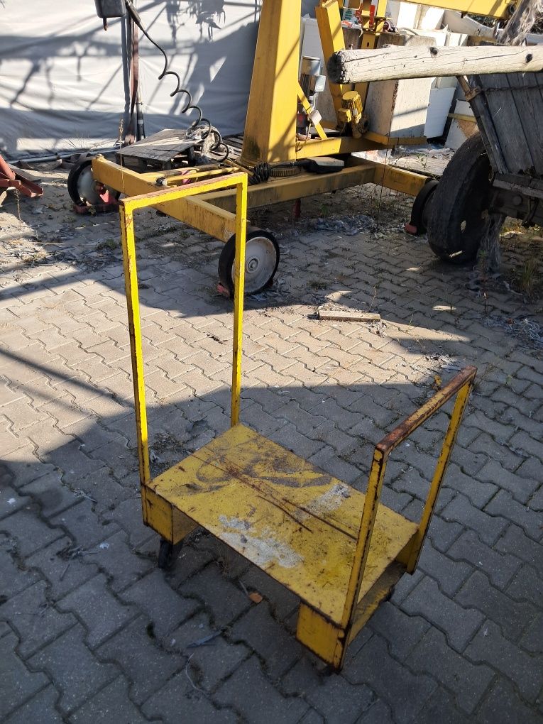 Sprzedam wózki magazynowe.