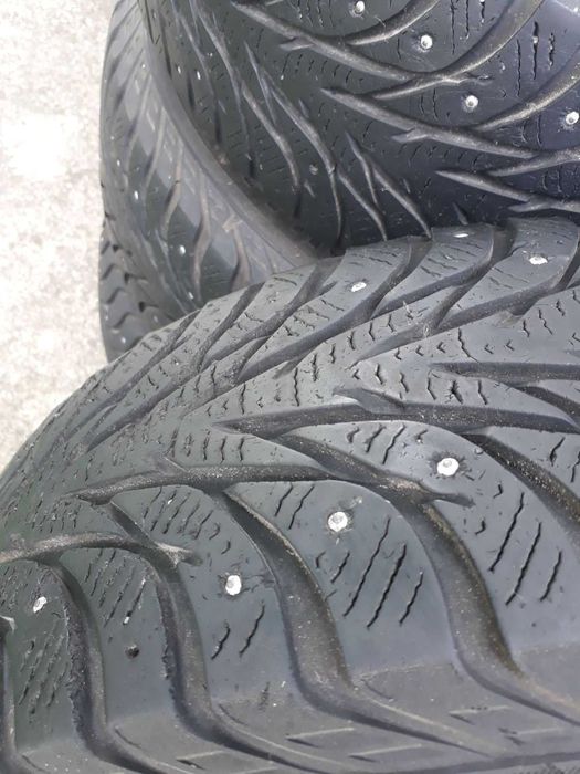 Диски - легкосплавні з резиною R 15. 6 1/2 J×15H2, 5 болтів.