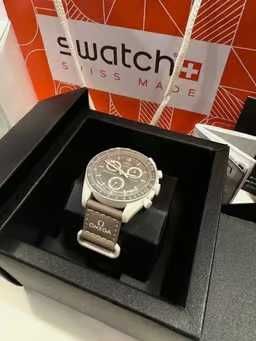 Omega x Swatch SO33T103: Pustynny Design z Bioceramiki