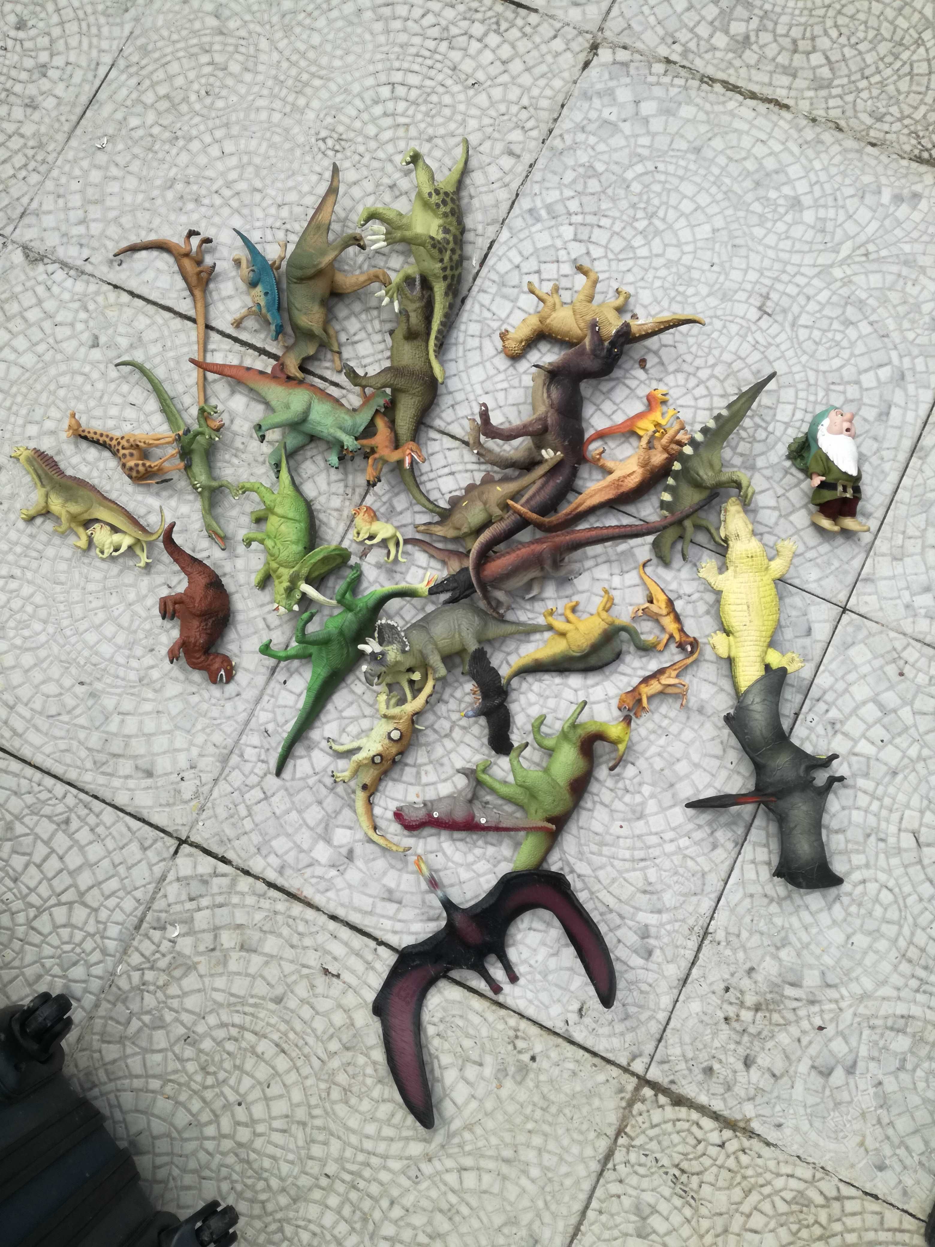 Dinossauros em resina vários