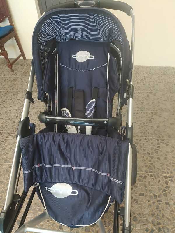 Carro de bebê duplo