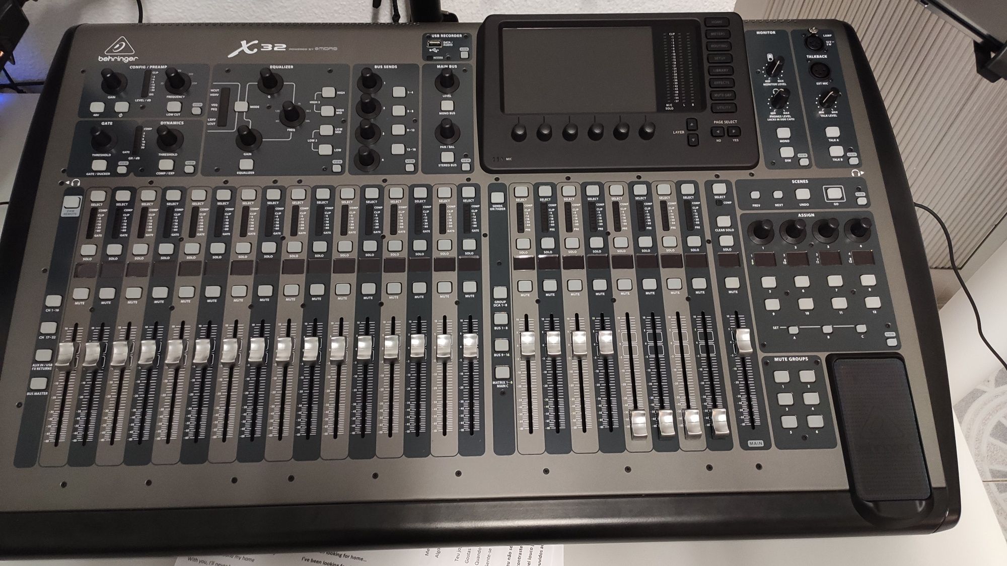 Behringer X32 + Case + X-Live Card + Decksaver – Como Nova!